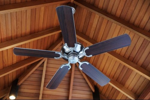 ceiling fan to regulate temperature in room